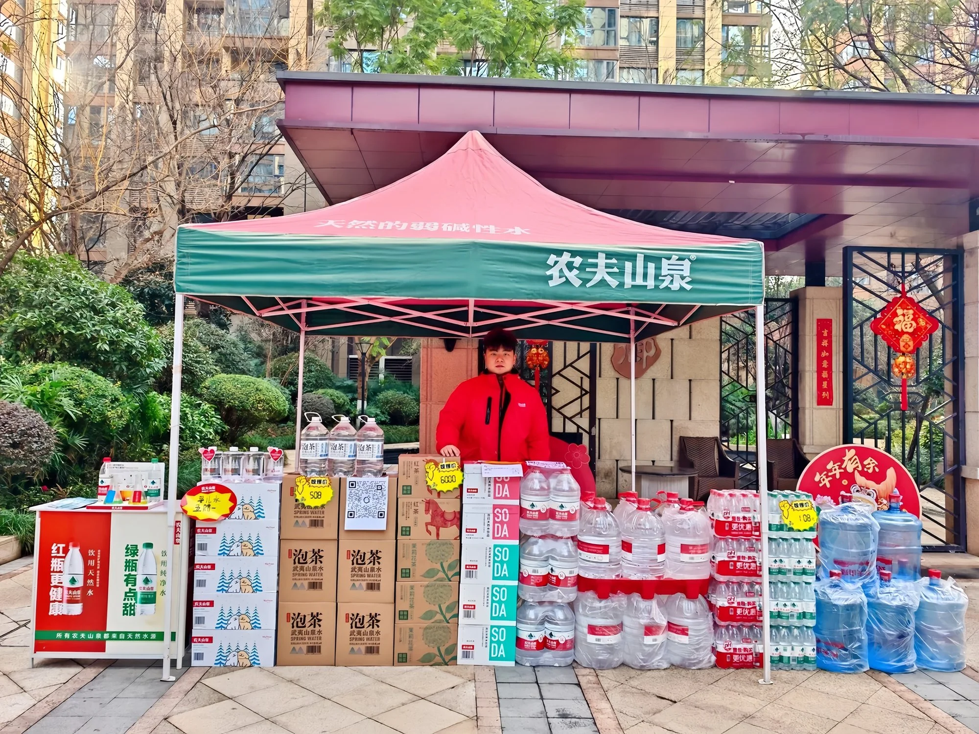农夫山泉500顶广告帐篷翻新记：红得正、撑得住，才是零售批发的脸面