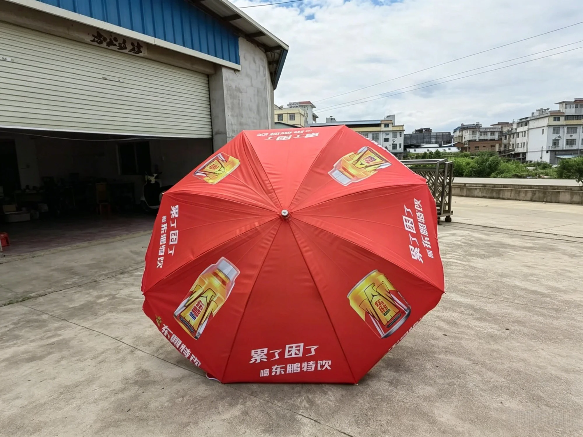东鹏特饮定制广告太阳伞：5000把遮阳伞铺进三镇餐饮店，老李说“这把伞能扛三个夏天”